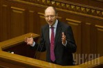 "Яценюк заявив, що не йде в президенти і складає мандат депутата."